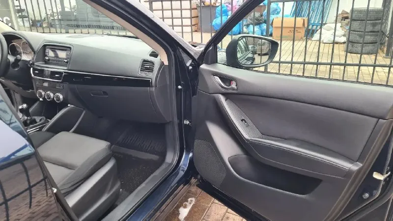Mazda cx-5 2015 i рестайлинг, комплектация drive, 2.0. передний привод (японская сборка). не участвовал в дтп. кузов в родной краске. своевременно обслуживался у официального дилера (подтверждено сервисной книжкой). полный комплект ключей и документов. оригинальный птс. с машиной идёт комплект летней резины на оригинальных легкосплавных дисках. машина полностью обслужена, проведено то, произведен ремонт ходовой части, вложений не требуется +79490137324 📞 звоните: +7(949)0137324 - фотография - 4