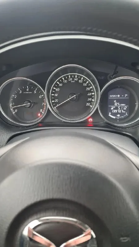 Mazda cx-5 2015 i рестайлинг, комплектация drive, 2.0. передний привод (японская сборка). не участвовал в дтп. кузов в родной краске. своевременно обслуживался у официального дилера (подтверждено сервисной книжкой). полный комплект ключей и документов. оригинальный птс. с машиной идёт комплект летней резины на оригинальных легкосплавных дисках. машина полностью обслужена, проведено то, произведен ремонт ходовой части, вложений не требуется +79490137324 📞 звоните: +7(949)0137324 - фотография - 5