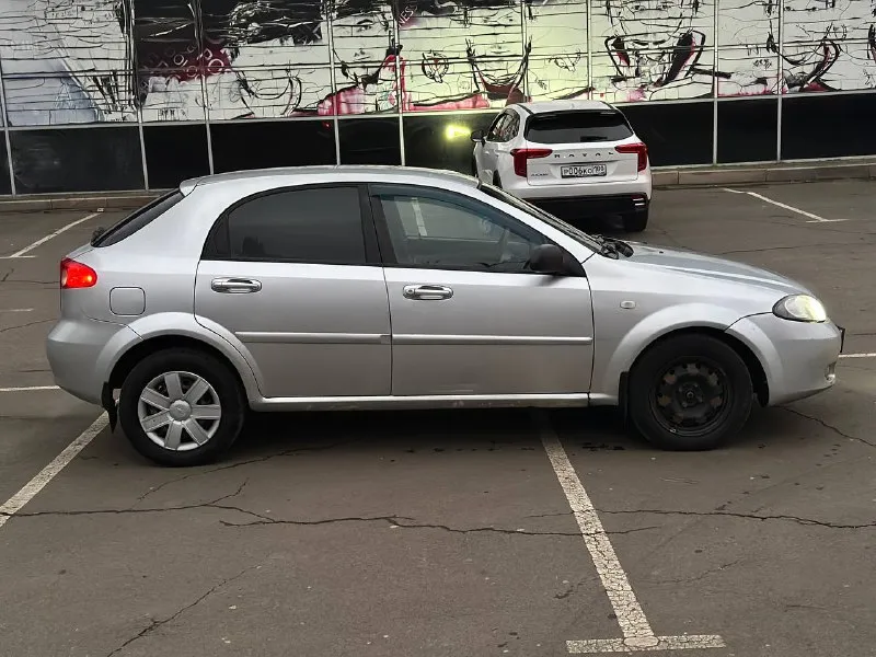 Продам chevrolet lacetti корейская сборка! 2005 г. в. на полном ходу! двигатель 1.4 бензин, мкпп пробег: 209 тыс гур, электростеклоподъемники, кондиционер, сигнализация, 2 ключа. с документами порядок, постоянный рф учет. цена: 385 тыс рублей г. донецк +79493690225 - фотография - 2