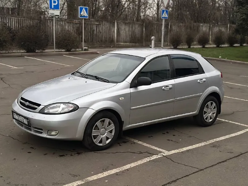 Продам chevrolet lacetti корейская сборка! 2005 г. в. на полном ходу! двигатель 1.4 бензин, мкпп пробег: 209 тыс гур, электростеклоподъемники, кондиционер, сигнализация, 2 ключа. с документами порядок, постоянный рф учет. цена: 385 тыс рублей г. донецк +79493690225 - фотография - 3