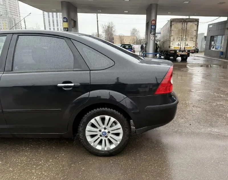 Ford focus ( ford фокус)2.0 mt, 2007, 249 000 км 2 собственника. надежный цепной мотор, работает отлично, не дымит, без ошибок. коробка и ходовая в отличном состоянии. по кузову выглядит отлично, пороги и днище целые кондиционер работает. магнитола с bluetooth и usb. сигнализация starline c автозапуском, работает. abs бортовой компъютер. центральный замок. электростеклоподъемники. гидроусилитель руля. противотуманные фары. шипованная резина на литых дисках. ухоженный и обслуженный автомобиль. по документам чистая без штрафов, запретов. днр. г. енакиево цена 470 000 руб тел: +7 949 564 63 02 📞 звоните: +7(949)5646302 - фотография - 2