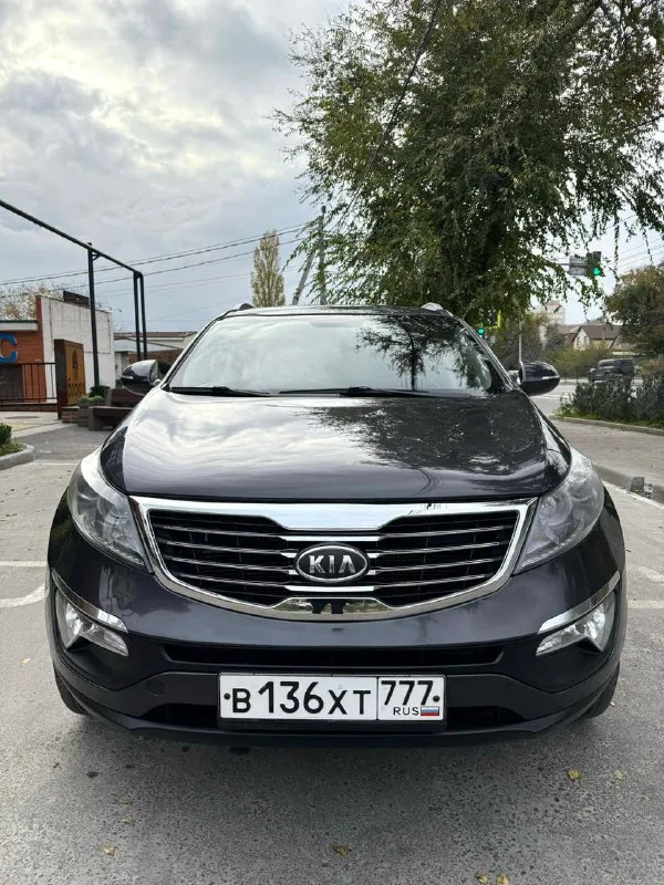 Возможна продажа в кредит❗️ продам kia sportage зеленая автотека (без дтп, 2 хозяина) год выпуска: 2011 пробег: 165 тыс. км коробка: автомат (передний привод) объем двигателя: 2.0 бензин автомобиль в идеальном состоянии. технически авто в отличном состоянии, ходовая сбита, мотор, коробка без нареканий. комплектация: с авто отдам сенсорную магнитолу с камерой заднего вида, мультируль, круиз, датчик света и дождя, подогрев 4х сидений, 2х зонный климат, 4 эл. стеклоподъемника и тд. цена: 1.350.000 ₽ торг присутствует обращаться в лс или по номеру телефона +79493539832 автомобиль находится в шахтерске. - фотография - 3