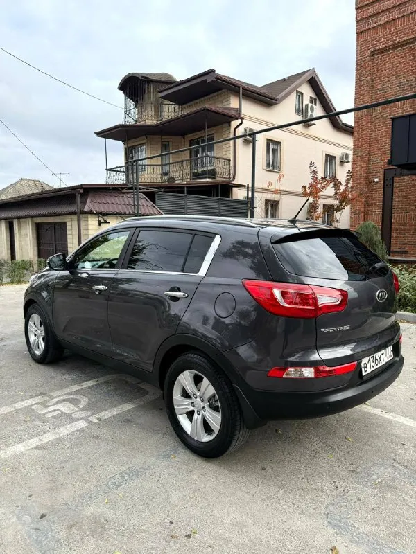 Возможна продажа в кредит❗️ продам kia sportage зеленая автотека (без дтп, 2 хозяина) год выпуска: 2011 пробег: 165 тыс. км коробка: автомат (передний привод) объем двигателя: 2.0 бензин автомобиль в идеальном состоянии. технически авто в отличном состоянии, ходовая сбита, мотор, коробка без нареканий. комплектация: с авто отдам сенсорную магнитолу с камерой заднего вида, мультируль, круиз, датчик света и дождя, подогрев 4х сидений, 2х зонный климат, 4 эл. стеклоподъемника и тд. цена: 1.350.000 ₽ торг присутствует обращаться в лс или по номеру телефона +79493539832 автомобиль находится в шахтерске. - фотография - 4