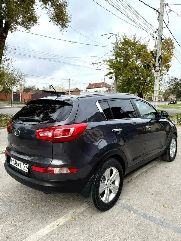 Возможна продажа в кредит❗️ продам kia sportage зеленая автотека (без дтп, 2 хозяина) год выпуска: 2011 пробег: 165 тыс. км коробка: автомат (передний привод) объем двигателя: 2.0 бензин автомобиль в идеальном состоянии. технически авто в отличном состоянии, ходовая сбита, мотор, коробка без нареканий. комплектация: с авто отдам сенсорную магнитолу с камерой заднего вида, мультируль, круиз, датчик света и дождя, подогрев 4х сидений, 2х зонный климат, 4 эл. стеклоподъемника и тд. цена: 1.350.000 ₽ торг присутствует обращаться в лс или по номеру телефона +79493539832 автомобиль находится в шахтерске. - фотография - 5