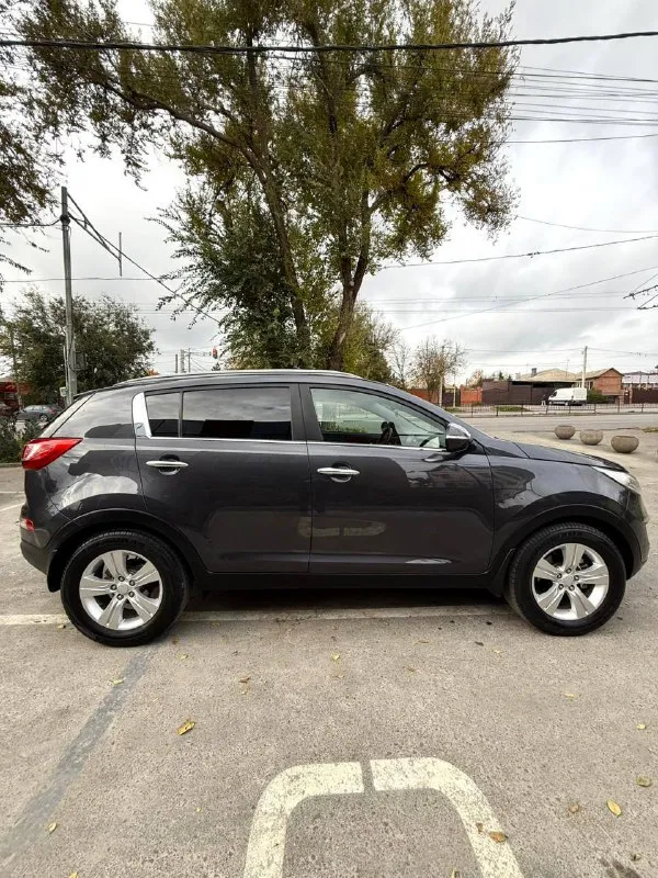Возможна продажа в кредит❗️ продам kia sportage зеленая автотека (без дтп, 2 хозяина) год выпуска: 2011 пробег: 165 тыс. км коробка: автомат (передний привод) объем двигателя: 2.0 бензин автомобиль в идеальном состоянии. технически авто в отличном состоянии, ходовая сбита, мотор, коробка без нареканий. комплектация: с авто отдам сенсорную магнитолу с камерой заднего вида, мультируль, круиз, датчик света и дождя, подогрев 4х сидений, 2х зонный климат, 4 эл. стеклоподъемника и тд. цена: 1.350.000 ₽ торг присутствует обращаться в лс или по номеру телефона +79493539832 автомобиль находится в шахтерске. - фотография - 7