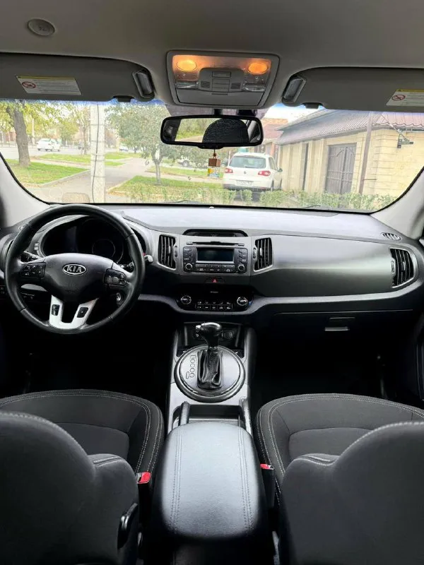 Возможна продажа в кредит❗️ продам kia sportage зеленая автотека (без дтп, 2 хозяина) год выпуска: 2011 пробег: 165 тыс. км коробка: автомат (передний привод) объем двигателя: 2.0 бензин автомобиль в идеальном состоянии. технически авто в отличном состоянии, ходовая сбита, мотор, коробка без нареканий. комплектация: с авто отдам сенсорную магнитолу с камерой заднего вида, мультируль, круиз, датчик света и дождя, подогрев 4х сидений, 2х зонный климат, 4 эл. стеклоподъемника и тд. цена: 1.350.000 ₽ торг присутствует обращаться в лс или по номеру телефона +79493539832 автомобиль находится в шахтерске. - фотография - 8