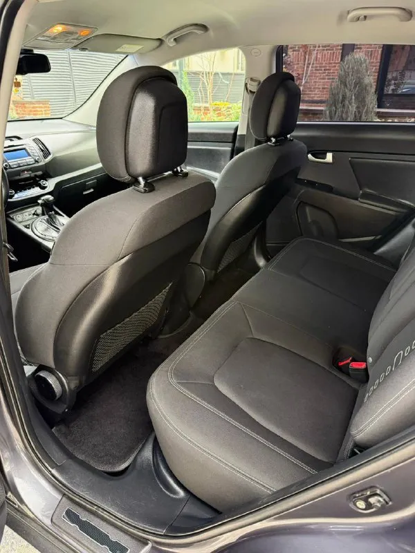 Возможна продажа в кредит❗️ продам kia sportage зеленая автотека (без дтп, 2 хозяина) год выпуска: 2011 пробег: 165 тыс. км коробка: автомат (передний привод) объем двигателя: 2.0 бензин автомобиль в идеальном состоянии. технически авто в отличном состоянии, ходовая сбита, мотор, коробка без нареканий. комплектация: с авто отдам сенсорную магнитолу с камерой заднего вида, мультируль, круиз, датчик света и дождя, подогрев 4х сидений, 2х зонный климат, 4 эл. стеклоподъемника и тд. цена: 1.350.000 ₽ торг присутствует обращаться в лс или по номеру телефона +79493539832 автомобиль находится в шахтерске. - фотография - 9