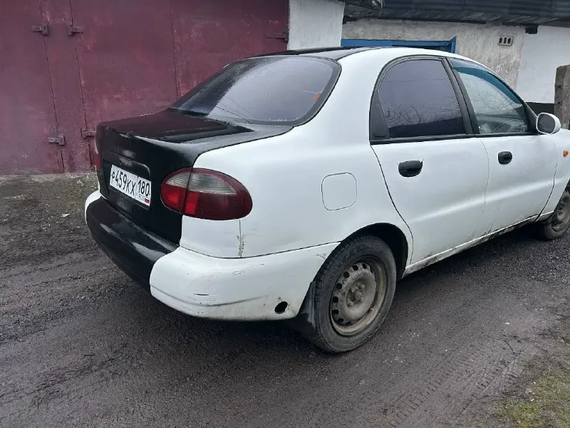 Срочно lanos 1998 1.5л бензин/газ(газ вписан но его нужно доработать) 170.000р торг уместен 🚨 машина стояла 2 года. решили её продать, перед продажей перебрали всю ходовую, чтобы на ней можно было доехать без хрустов. заменили тормозные диски+колодки. электрика в норме. свечи поменяли+бронепровода+катушка датчики все поменяны. единственное по ходовой резинки рычагов нужно поменять. (2резинки задних рычагов) установлены колонки+магнитола(достаточно не плохая музыка) мотор+коробка в норме сел и поехал. при запуске поменяли масло в двигателе+фильтра стартер абсолютно новый ему недели нет. внешне машина в рыжиках это видно по фото. пороги гнилые говорю сразу но не так что дно видно и пальцем можно дырку сделать, пороги гнилые просто нужен толковый хозяин который сделает пороги. заднее стекло с подогревом оно работает просто предохранитель нужно перепаять в блоке. это работы на 1час. по машине рассказал все без преувеличения и уменьшения. резина стоит новая зимняя(в этом году 📞 звоните: +7(949)0030365 - фотография - 3