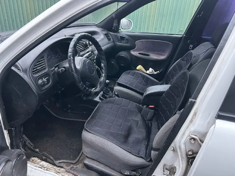 Срочно lanos 1998 1.5л бензин/газ(газ вписан но его нужно доработать) 170.000р торг уместен 🚨 машина стояла 2 года. решили её продать, перед продажей перебрали всю ходовую, чтобы на ней можно было доехать без хрустов. заменили тормозные диски+колодки. электрика в норме. свечи поменяли+бронепровода+катушка датчики все поменяны. единственное по ходовой резинки рычагов нужно поменять. (2резинки задних рычагов) установлены колонки+магнитола(достаточно не плохая музыка) мотор+коробка в норме сел и поехал. при запуске поменяли масло в двигателе+фильтра стартер абсолютно новый ему недели нет. внешне машина в рыжиках это видно по фото. пороги гнилые говорю сразу но не так что дно видно и пальцем можно дырку сделать, пороги гнилые просто нужен толковый хозяин который сделает пороги. заднее стекло с подогревом оно работает просто предохранитель нужно перепаять в блоке. это работы на 1час. по машине рассказал все без преувеличения и уменьшения. резина стоит новая зимняя(в этом году 📞 звоните: +7(949)0030365 - фотография - 4