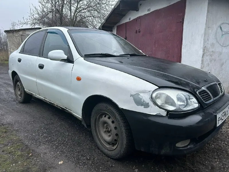 Срочно lanos 1998 1.5л бензин/газ(газ вписан но его нужно доработать) 170.000р торг уместен 🚨 машина стояла 2 года. решили её продать, перед продажей перебрали всю ходовую, чтобы на ней можно было доехать без хрустов. заменили тормозные диски+колодки. электрика в норме. свечи поменяли+бронепровода+катушка датчики все поменяны. единственное по ходовой резинки рычагов нужно поменять. (2резинки задних рычагов) установлены колонки+магнитола(достаточно не плохая музыка) мотор+коробка в норме сел и поехал. при запуске поменяли масло в двигателе+фильтра стартер абсолютно новый ему недели нет. внешне машина в рыжиках это видно по фото. пороги гнилые говорю сразу но не так что дно видно и пальцем можно дырку сделать, пороги гнилые просто нужен толковый хозяин который сделает пороги. заднее стекло с подогревом оно работает просто предохранитель нужно перепаять в блоке. это работы на 1час. по машине рассказал все без преувеличения и уменьшения. резина стоит новая зимняя(в этом году 📞 звоните: +7(949)0030365 - фотография - 7