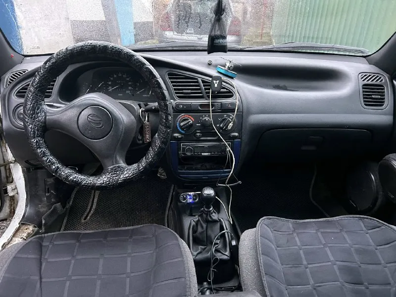 Срочно lanos 1998 1.5л бензин/газ(газ вписан но его нужно доработать) 170.000р торг уместен 🚨 машина стояла 2 года. решили её продать, перед продажей перебрали всю ходовую, чтобы на ней можно было доехать без хрустов. заменили тормозные диски+колодки. электрика в норме. свечи поменяли+бронепровода+катушка датчики все поменяны. единственное по ходовой резинки рычагов нужно поменять. (2резинки задних рычагов) установлены колонки+магнитола(достаточно не плохая музыка) мотор+коробка в норме сел и поехал. при запуске поменяли масло в двигателе+фильтра стартер абсолютно новый ему недели нет. внешне машина в рыжиках это видно по фото. пороги гнилые говорю сразу но не так что дно видно и пальцем можно дырку сделать, пороги гнилые просто нужен толковый хозяин который сделает пороги. заднее стекло с подогревом оно работает просто предохранитель нужно перепаять в блоке. это работы на 1час. по машине рассказал все без преувеличения и уменьшения. резина стоит новая зимняя(в этом году 📞 звоните: +7(949)0030365 - фотография - 8