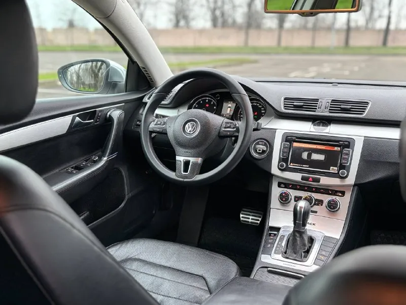 Volkswagen passat, 2012 alltrack 4motion двигатель: 2000cc / 211hp / 155kw tfsi тип коробки передач: nme(6a) пробег 260 000км автомобиль в отличном состоянии! мотор работает тихо без посторонних шумов, масложора нет! коробка работает отлично, не пинает не буксует!(обслуживалась) по ходовой все в порядке! полный привод обслужен автомобиль в максимальной комплектации!вентиляция передних сидений, массаж передних сидений! климат контроль греет холодит! адаптивный свет абсолютно всё работает! очень надёжный комфортный красивый универсал на полном приводе! цена 1 180 000₽ торг остальные вопросы по телефону: +79496361868 телега +380681107552 воцап телега - фотография - 10