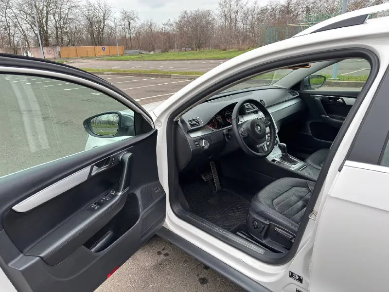 Volkswagen passat, 2012 alltrack 4motion двигатель: 2000cc / 211hp / 155kw tfsi тип коробки передач: nme(6a) пробег 260 000км автомобиль в отличном состоянии! мотор работает тихо без посторонних шумов, масложора нет! коробка работает отлично, не пинает не буксует!(обслуживалась) по ходовой все в порядке! полный привод обслужен автомобиль в максимальной комплектации!вентиляция передних сидений, массаж передних сидений! климат контроль греет холодит! адаптивный свет абсолютно всё работает! очень надёжный комфортный красивый универсал на полном приводе! цена 1 180 000₽ торг остальные вопросы по телефону: +79496361868 телега +380681107552 воцап телега - фотография - 8