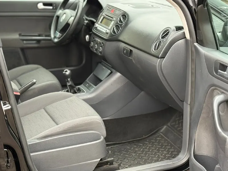 Продам volkswagen golf plus 1.6mpi надежный автомобиль 2008г. выпуска в отличном состоянии! идеальное состояние кузова, ржавчины нет совсем, пороги целые, не гнилые. по технической части нареканий нет, мотор работает плавно и ровно, коробка тоже работает мягко. подвеска в хорошем состоянии, не стучит, не гремит. хорошая комплектация. 2x зонный климат-контроль, подогрев сидений, 8 подушек безопасности, датчик дождя, датчик света, abs esp круиз-контроль, 4эл. стеклоподёмника, электрорегулеровка зеркал, литые диски r16 на хорошей зимней резине, лето в комплекте, хорошая музыка. остальные вопросы по телефону +79496419764 цена 660тыс₽ торг у капота хорошему покупателю. +79494958326 - фотография - 10