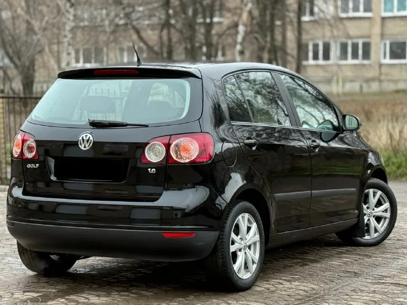 Продам volkswagen golf plus 1.6mpi надежный автомобиль 2008г. выпуска в отличном состоянии! идеальное состояние кузова, ржавчины нет совсем, пороги целые, не гнилые. по технической части нареканий нет, мотор работает плавно и ровно, коробка тоже работает мягко. подвеска в хорошем состоянии, не стучит, не гремит. хорошая комплектация. 2x зонный климат-контроль, подогрев сидений, 8 подушек безопасности, датчик дождя, датчик света, abs esp круиз-контроль, 4эл. стеклоподёмника, электрорегулеровка зеркал, литые диски r16 на хорошей зимней резине, лето в комплекте, хорошая музыка. остальные вопросы по телефону +79496419764 цена 660тыс₽ торг у капота хорошему покупателю. +79494958326 - фотография - 5