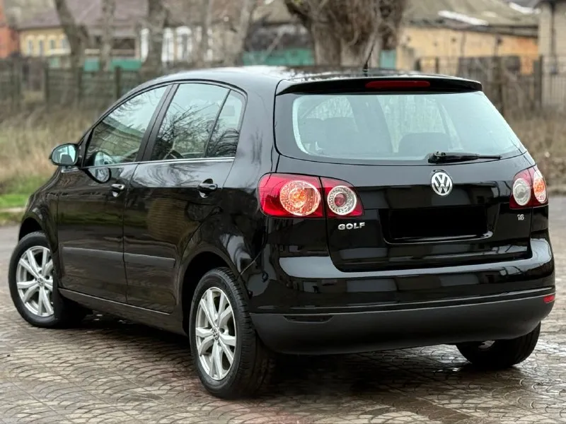 Продам volkswagen golf plus 1.6mpi надежный автомобиль 2008г. выпуска в отличном состоянии! идеальное состояние кузова, ржавчины нет совсем, пороги целые, не гнилые. по технической части нареканий нет, мотор работает плавно и ровно, коробка тоже работает мягко. подвеска в хорошем состоянии, не стучит, не гремит. хорошая комплектация. 2x зонный климат-контроль, подогрев сидений, 8 подушек безопасности, датчик дождя, датчик света, abs esp круиз-контроль, 4эл. стеклоподёмника, электрорегулеровка зеркал, литые диски r16 на хорошей зимней резине, лето в комплекте, хорошая музыка. остальные вопросы по телефону +79496419764 цена 660тыс₽ торг у капота хорошему покупателю. +79494958326 - фотография - 6