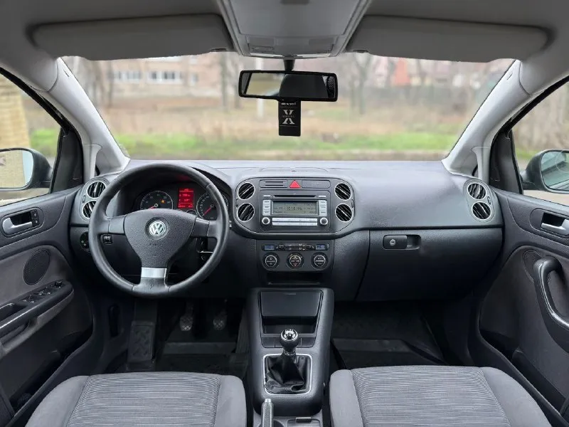 Продам volkswagen golf plus 1.6mpi надежный автомобиль 2008г. выпуска в отличном состоянии! идеальное состояние кузова, ржавчины нет совсем, пороги целые, не гнилые. по технической части нареканий нет, мотор работает плавно и ровно, коробка тоже работает мягко. подвеска в хорошем состоянии, не стучит, не гремит. хорошая комплектация. 2x зонный климат-контроль, подогрев сидений, 8 подушек безопасности, датчик дождя, датчик света, abs esp круиз-контроль, 4эл. стеклоподёмника, электрорегулеровка зеркал, литые диски r16 на хорошей зимней резине, лето в комплекте, хорошая музыка. остальные вопросы по телефону +79496419764 цена 660тыс₽ торг у капота хорошему покупателю. +79494958326 - фотография - 7