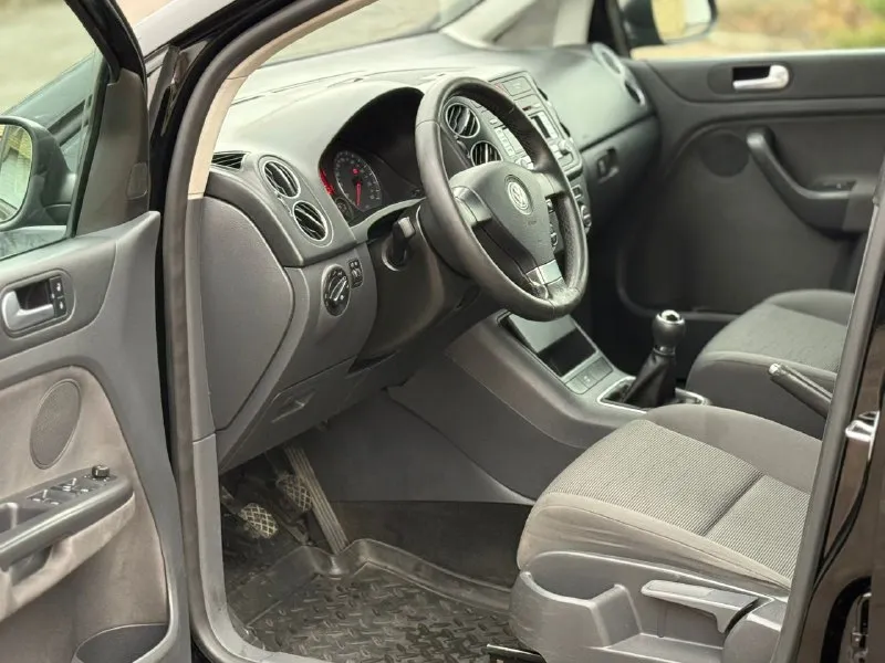 Продам volkswagen golf plus 1.6mpi надежный автомобиль 2008г. выпуска в отличном состоянии! идеальное состояние кузова, ржавчины нет совсем, пороги целые, не гнилые. по технической части нареканий нет, мотор работает плавно и ровно, коробка тоже работает мягко. подвеска в хорошем состоянии, не стучит, не гремит. хорошая комплектация. 2x зонный климат-контроль, подогрев сидений, 8 подушек безопасности, датчик дождя, датчик света, abs esp круиз-контроль, 4эл. стеклоподёмника, электрорегулеровка зеркал, литые диски r16 на хорошей зимней резине, лето в комплекте, хорошая музыка. остальные вопросы по телефону +79496419764 цена 660тыс₽ торг у капота хорошему покупателю. +79494958326 - фотография - 8