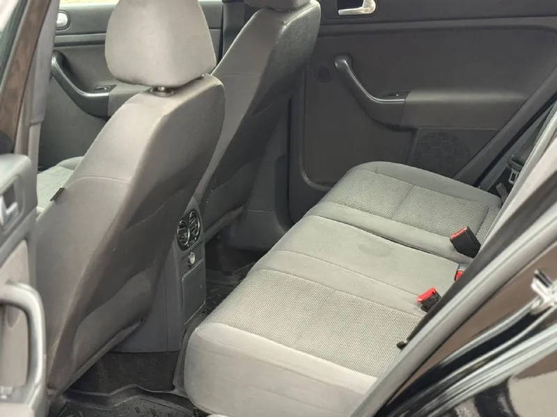 Продам volkswagen golf plus 1.6mpi надежный автомобиль 2008г. выпуска в отличном состоянии! идеальное состояние кузова, ржавчины нет совсем, пороги целые, не гнилые. по технической части нареканий нет, мотор работает плавно и ровно, коробка тоже работает мягко. подвеска в хорошем состоянии, не стучит, не гремит. хорошая комплектация. 2x зонный климат-контроль, подогрев сидений, 8 подушек безопасности, датчик дождя, датчик света, abs esp круиз-контроль, 4эл. стеклоподёмника, электрорегулеровка зеркал, литые диски r16 на хорошей зимней резине, лето в комплекте, хорошая музыка. остальные вопросы по телефону +79496419764 цена 660тыс₽ торг у капота хорошему покупателю. +79494958326 - фотография - 9