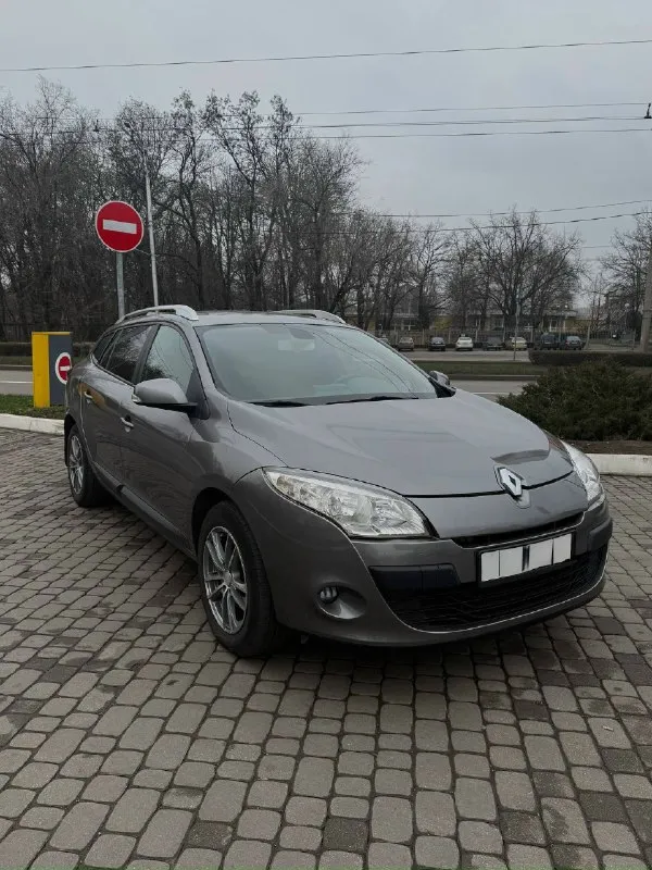 ‼️продам renault megane 3 (универсал) 1.5 2010 г. в. пробег 214 тыс. км. ✅ пригнан с германии ✅ я второй хозяин ✅ ровный кузов ✅ кузов без ржавчины/шпаклевки ✅ самый надежный миллионник мотор к9к пригоняли с германии, после чего в одних руках была 10 лет, сейчас я хозяин! авто в очень хорошем состоянии, самый простой и надежный дизельный мотор 1.5 к9к на 110 л. с. , масло не расходует, работает ровно, течей никаких нет, турбина работает исправно, расход топлива в городе 5 л/100. ‼️обслужен! недавно менял сцепление, тормозные диски передние, колодки передние, стойки передние. коробка 6-ти ступенчатая механика, все передачи включаются, плавно и мягко. кузов ровный, без ржавчины, никакой коррозии и её любых проявлений на автомобиле нет‼️. есть мелкие моменты и царапины на заднем бампере. салон хороший, ничего не сломано, кнопки все работают, сиденья не продавлены и не пропалены. ‼️хорошая комплектация климат-контроль, магнитофон с блютузом, гур, электро-регулировка 📞 звоните: +7(949)6585209 - фотография - 5