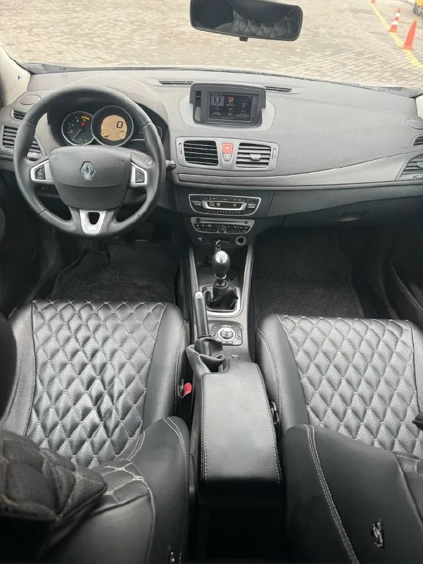 ‼️продам renault megane 3 (универсал) 1.5 2010 г. в. пробег 214 тыс. км. ✅ пригнан с германии ✅ я второй хозяин ✅ ровный кузов ✅ кузов без ржавчины/шпаклевки ✅ самый надежный миллионник мотор к9к пригоняли с германии, после чего в одних руках была 10 лет, сейчас я хозяин! авто в очень хорошем состоянии, самый простой и надежный дизельный мотор 1.5 к9к на 110 л. с. , масло не расходует, работает ровно, течей никаких нет, турбина работает исправно, расход топлива в городе 5 л/100. ‼️обслужен! недавно менял сцепление, тормозные диски передние, колодки передние, стойки передние. коробка 6-ти ступенчатая механика, все передачи включаются, плавно и мягко. кузов ровный, без ржавчины, никакой коррозии и её любых проявлений на автомобиле нет‼️. есть мелкие моменты и царапины на заднем бампере. салон хороший, ничего не сломано, кнопки все работают, сиденья не продавлены и не пропалены. ‼️хорошая комплектация климат-контроль, магнитофон с блютузом, гур, электро-регулировка 📞 звоните: +7(949)6585209 - фотография - 6