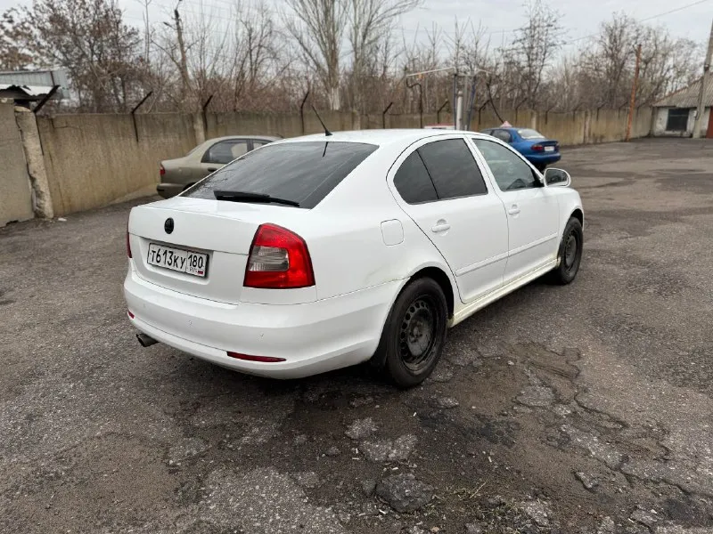 Продаётся skoda octavia a5 (2011 г. ) отличный автомобиль в надёжном исполнении — надёжный выбор для повседневных поездок и дальних путешествий! основные характеристики: * год выпуска: 2011 * двигатель: 1,8 л турбо * коробка передач: акпп dsg‑7 (без проблем) комплектация: * полный мультируль * двухзонный климат‑контроль * датчик света * датчик дождя * круиз‑контроль * подогрев передних сидений * подогрев задних сидений * парктроники колёса и резина: * зима: штампованные диски 16′′ * лето: диски 17′′ от audi * 2 комплекта резины цена: 750 000 руб. контакт для связи: телефон: +79493152797 - фотография - 4