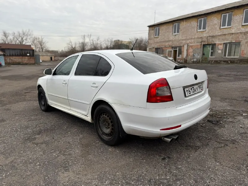 Продаётся skoda octavia a5 (2011 г. ) отличный автомобиль в надёжном исполнении — надёжный выбор для повседневных поездок и дальних путешествий! основные характеристики: * год выпуска: 2011 * двигатель: 1,8 л турбо * коробка передач: акпп dsg‑7 (без проблем) комплектация: * полный мультируль * двухзонный климат‑контроль * датчик света * датчик дождя * круиз‑контроль * подогрев передних сидений * подогрев задних сидений * парктроники колёса и резина: * зима: штампованные диски 16′′ * лето: диски 17′′ от audi * 2 комплекта резины цена: 750 000 руб. контакт для связи: телефон: +79493152797 - фотография - 5