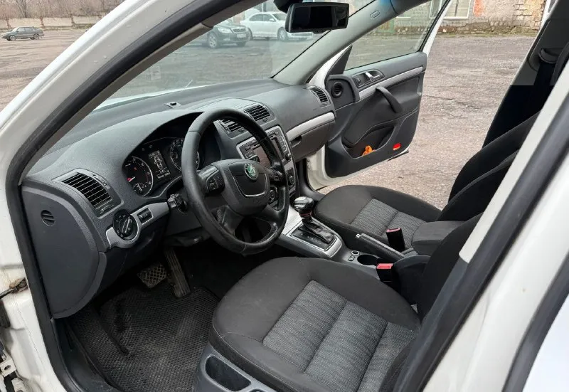 Продаётся skoda octavia a5 (2011 г. ) отличный автомобиль в надёжном исполнении — надёжный выбор для повседневных поездок и дальних путешествий! основные характеристики: * год выпуска: 2011 * двигатель: 1,8 л турбо * коробка передач: акпп dsg‑7 (без проблем) комплектация: * полный мультируль * двухзонный климат‑контроль * датчик света * датчик дождя * круиз‑контроль * подогрев передних сидений * подогрев задних сидений * парктроники колёса и резина: * зима: штампованные диски 16′′ * лето: диски 17′′ от audi * 2 комплекта резины цена: 750 000 руб. контакт для связи: телефон: +79493152797 - фотография - 7