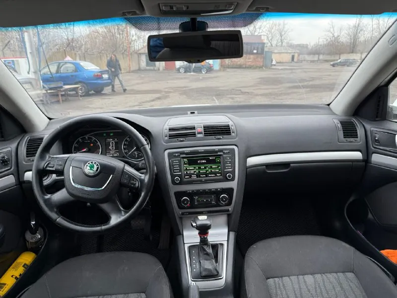 Продаётся skoda octavia a5 (2011 г. ) отличный автомобиль в надёжном исполнении — надёжный выбор для повседневных поездок и дальних путешествий! основные характеристики: * год выпуска: 2011 * двигатель: 1,8 л турбо * коробка передач: акпп dsg‑7 (без проблем) комплектация: * полный мультируль * двухзонный климат‑контроль * датчик света * датчик дождя * круиз‑контроль * подогрев передних сидений * подогрев задних сидений * парктроники колёса и резина: * зима: штампованные диски 16′′ * лето: диски 17′′ от audi * 2 комплекта резины цена: 750 000 руб. контакт для связи: телефон: +79493152797 - фотография - 8