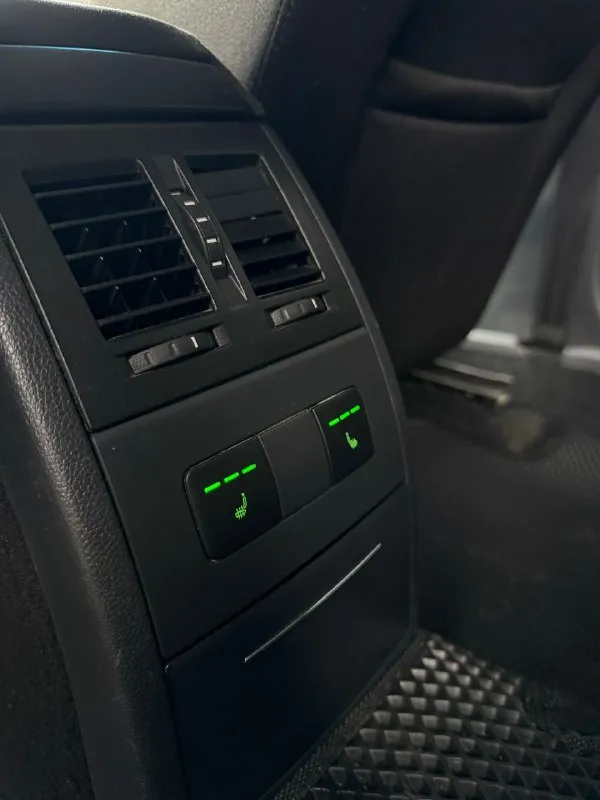 Продаётся skoda octavia a5 (2011 г. ) отличный автомобиль в надёжном исполнении — надёжный выбор для повседневных поездок и дальних путешествий! основные характеристики: * год выпуска: 2011 * двигатель: 1,8 л турбо * коробка передач: акпп dsg‑7 (без проблем) комплектация: * полный мультируль * двухзонный климат‑контроль * датчик света * датчик дождя * круиз‑контроль * подогрев передних сидений * подогрев задних сидений * парктроники колёса и резина: * зима: штампованные диски 16′′ * лето: диски 17′′ от audi * 2 комплекта резины цена: 750 000 руб. контакт для связи: телефон: +79493152797 - фотография - 9