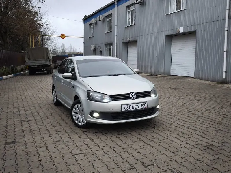 Продам авто volkswagen polo (фольсваген поло) 1.6 цена: 635.000руб пробег: 250.000 (родной пробег) год выпуска: 2012 год город: донецк номер: +7 949 086 06 31( telegram) автомобиль в отличном состояние очень надежная семейная и практичная машина. отличная комплектация: камера заднего вида, подогревы сидений, подогревы стёкл, большой сенсорный экран, навигация, полный электро пакет, сигнализация с автозапуском, хорошая зимняя резина, и многое другое. без дтп, птс оригинал, 1 хозяин, все стекла родные в круг, двигатель работаеь идеально, приёмистая в дороге, ходовая часть обслуженная, электрика вся рабочая. вообщем отличный автомобиль за свои деньги. с родным пробегом. на остальные вопросы готов ответить по телефону. 📲 tg: ⚡️ 📞 звоните: +7(949)0860631 - фотография - 2