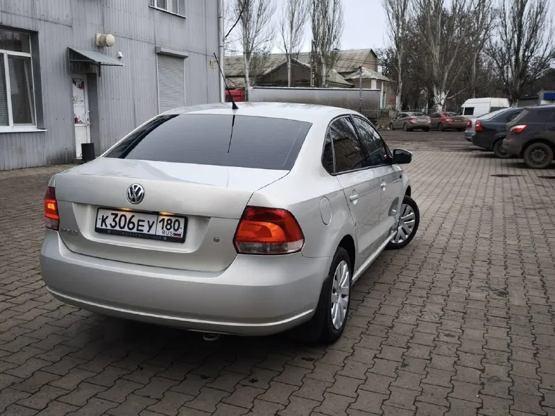 Продам авто volkswagen polo (фольсваген поло) 1.6 цена: 635.000руб пробег: 250.000 (родной пробег) год выпуска: 2012 год город: донецк номер: +7 949 086 06 31( telegram) автомобиль в отличном состояние очень надежная семейная и практичная машина. отличная комплектация: камера заднего вида, подогревы сидений, подогревы стёкл, большой сенсорный экран, навигация, полный электро пакет, сигнализация с автозапуском, хорошая зимняя резина, и многое другое. без дтп, птс оригинал, 1 хозяин, все стекла родные в круг, двигатель работаеь идеально, приёмистая в дороге, ходовая часть обслуженная, электрика вся рабочая. вообщем отличный автомобиль за свои деньги. с родным пробегом. на остальные вопросы готов ответить по телефону. 📲 tg: ⚡️ 📞 звоните: +7(949)0860631 - фотография - 6