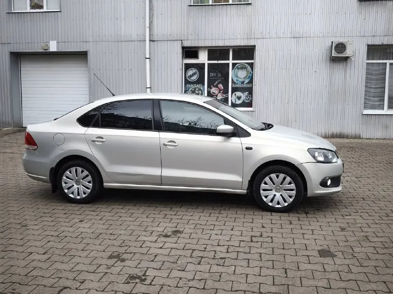 Продам авто volkswagen polo (фольсваген поло) 1.6 цена: 635.000руб пробег: 250.000 (родной пробег) год выпуска: 2012 год город: донецк номер: +7 949 086 06 31( telegram) автомобиль в отличном состояние очень надежная семейная и практичная машина. отличная комплектация: камера заднего вида, подогревы сидений, подогревы стёкл, большой сенсорный экран, навигация, полный электро пакет, сигнализация с автозапуском, хорошая зимняя резина, и многое другое. без дтп, птс оригинал, 1 хозяин, все стекла родные в круг, двигатель работаеь идеально, приёмистая в дороге, ходовая часть обслуженная, электрика вся рабочая. вообщем отличный автомобиль за свои деньги. с родным пробегом. на остальные вопросы готов ответить по телефону. 📲 tg: ⚡️ 📞 звоните: +7(949)0860631 - фотография - 7