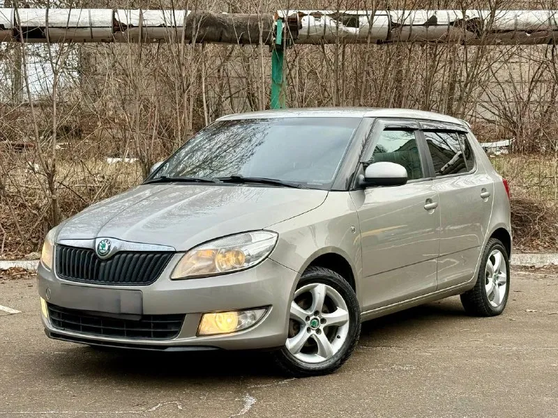 Skoda fabia || 2012г. мотор 1.4 коробка механика по мотору и коробки нареканий нет комплектация 4 стеклоподъемника кондиционер шумоизоляция сигнализация подогрев сидений штатная музыка aux bluetooth сабвуфер круиз 2 ключа продажа через мрэо цена 660000 +79494165288 - фотография - 2