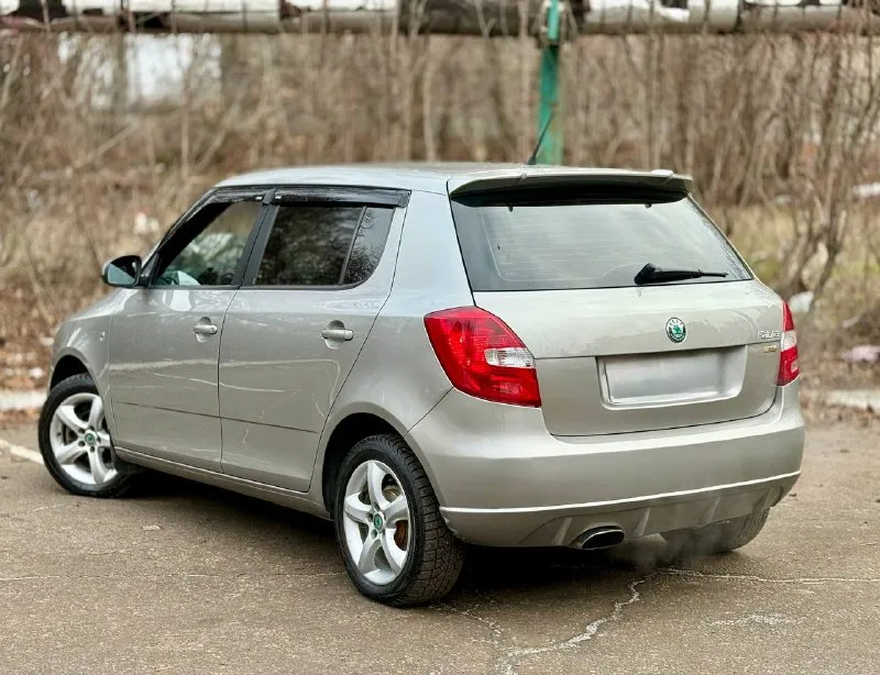 Skoda fabia || 2012г. мотор 1.4 коробка механика по мотору и коробки нареканий нет комплектация 4 стеклоподъемника кондиционер шумоизоляция сигнализация подогрев сидений штатная музыка aux bluetooth сабвуфер круиз 2 ключа продажа через мрэо цена 660000 +79494165288 - фотография - 3