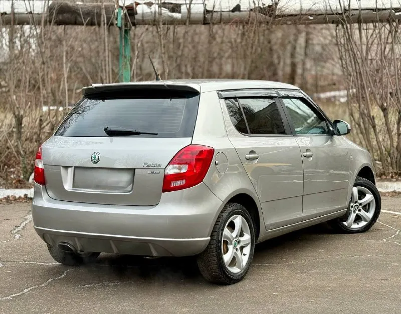Skoda fabia || 2012г. мотор 1.4 коробка механика по мотору и коробки нареканий нет комплектация 4 стеклоподъемника кондиционер шумоизоляция сигнализация подогрев сидений штатная музыка aux bluetooth сабвуфер круиз 2 ключа продажа через мрэо цена 660000 +79494165288 - фотография - 4