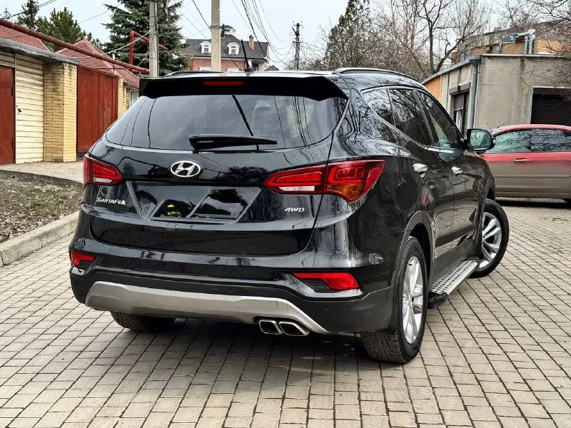 Hyundai santa fe 2016 года 2 владельца официальна куплена в автосалоне 2.4 бензин 136.000 км пробег оригинал хорошая комплектация безопасность вся целая состояние нового авто в дтп не участвовала не бито, не крашеная торг у капота 2.350.000₽ +79493829905 📲 tg: aut⭕️time dnr 📞 звоните: +7(949)3829905 - фотография - 4