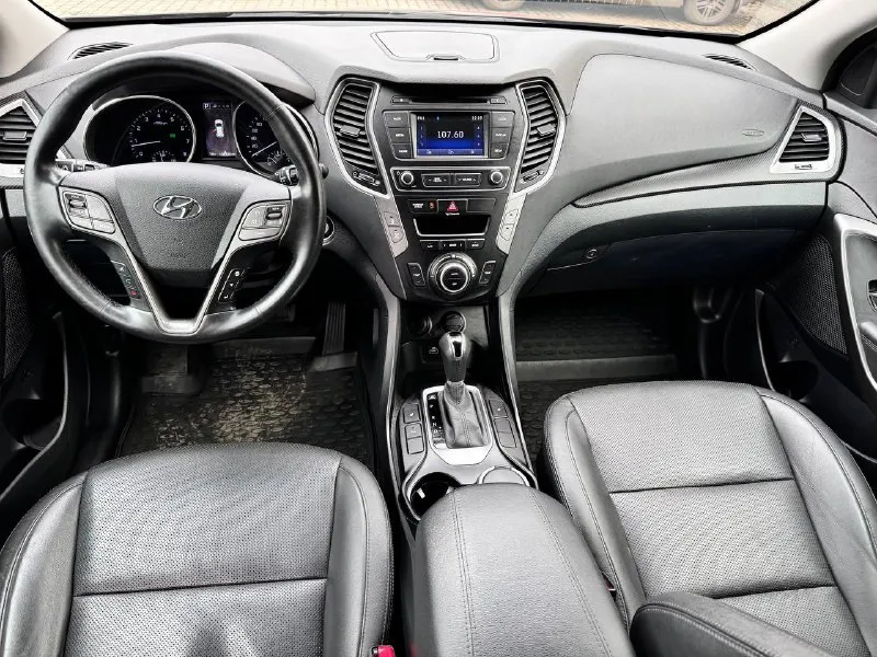 Hyundai santa fe 2016 года 2 владельца официальна куплена в автосалоне 2.4 бензин 136.000 км пробег оригинал хорошая комплектация безопасность вся целая состояние нового авто в дтп не участвовала не бито, не крашеная торг у капота 2.350.000₽ +79493829905 📲 tg: aut⭕️time dnr 📞 звоните: +7(949)3829905 - фотография - 5