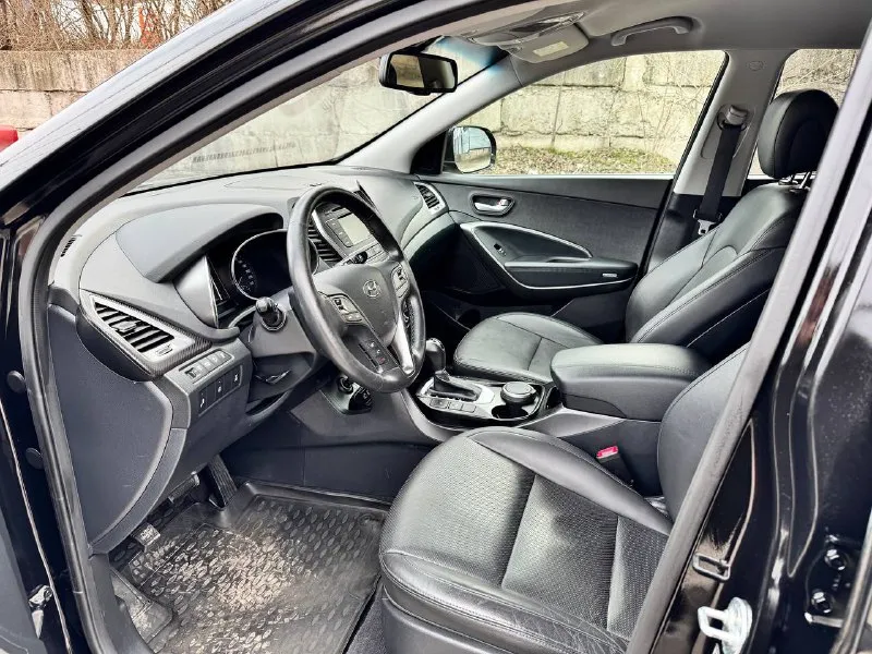 Hyundai santa fe 2016 года 2 владельца официальна куплена в автосалоне 2.4 бензин 136.000 км пробег оригинал хорошая комплектация безопасность вся целая состояние нового авто в дтп не участвовала не бито, не крашеная торг у капота 2.350.000₽ +79493829905 📲 tg: aut⭕️time dnr 📞 звоните: +7(949)3829905 - фотография - 6