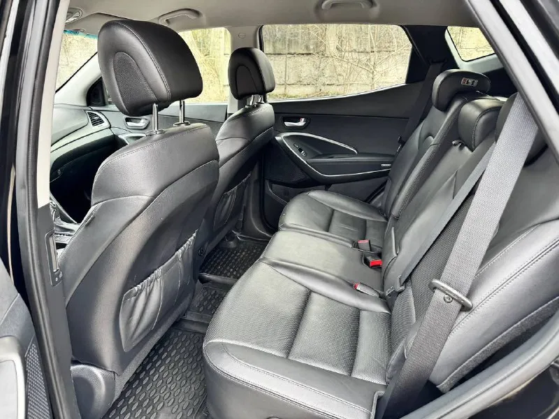 Hyundai santa fe 2016 года 2 владельца официальна куплена в автосалоне 2.4 бензин 136.000 км пробег оригинал хорошая комплектация безопасность вся целая состояние нового авто в дтп не участвовала не бито, не крашеная торг у капота 2.350.000₽ +79493829905 📲 tg: aut⭕️time dnr 📞 звоните: +7(949)3829905 - фотография - 7