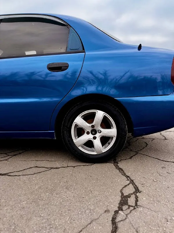 В продаже шевроле ланос машина в отличном состоянии не битая, двигатель работает отлично, коробка так же, кузов целый, хорошая резина на титановых дисках, машина краснодарская дно в идеале, салон целый, все работает, хорошая музыка, осмотр макеевка могу пригнать куда нужно будет оформление без проблем с вами в мрео, машина на учете без залогов штрафов цена 210 000 из за срочности цена такая +7 (949) 638-01-13 - фотография - 2