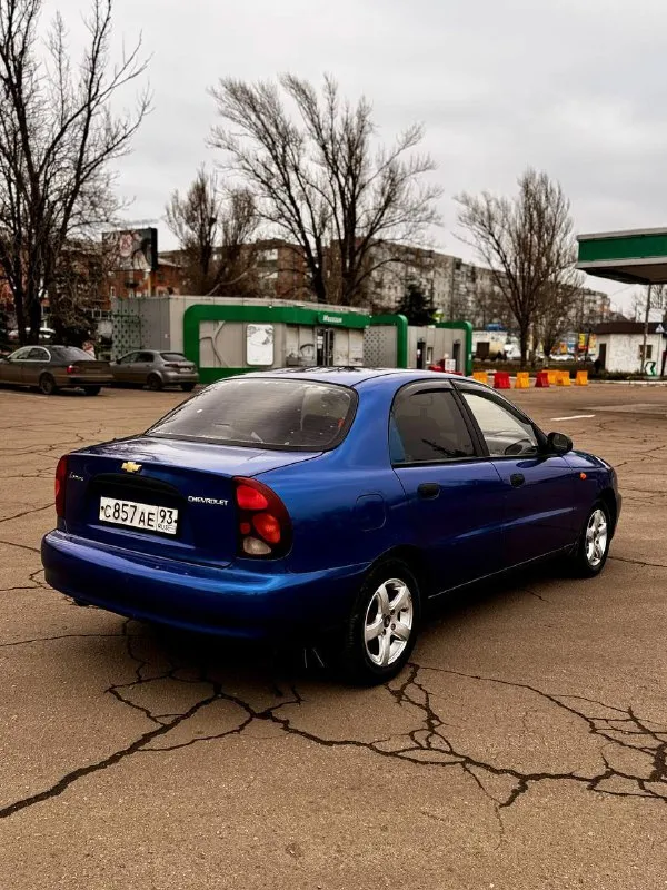 В продаже шевроле ланос машина в отличном состоянии не битая, двигатель работает отлично, коробка так же, кузов целый, хорошая резина на титановых дисках, машина краснодарская дно в идеале, салон целый, все работает, хорошая музыка, осмотр макеевка могу пригнать куда нужно будет оформление без проблем с вами в мрео, машина на учете без залогов штрафов цена 210 000 из за срочности цена такая +7 (949) 638-01-13 - фотография - 3