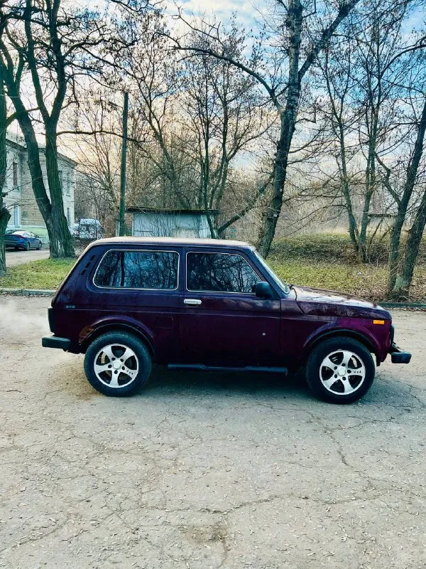 В продаже нива 2008 год инжектор двигатель идеально работает коробка не выбивает ходовая идеальная раздатка работат отлично масло все поменены очень хорошая музыка играет очень хорошо дно в идеале машина на учете краснодарская очень хороший свет настроен лед лампы перед зад хорошая резина на титановых дисках салон чистенький аккуратный техника отличная пороги целый без ржавчин осмотр макеевка донецк по желанию могу пригнать куда нужно в продаже есть еще 3 нивы (карбюраторы и инжекторы) +7 (949) 638-01-13 цена 295 000 - фотография - 3