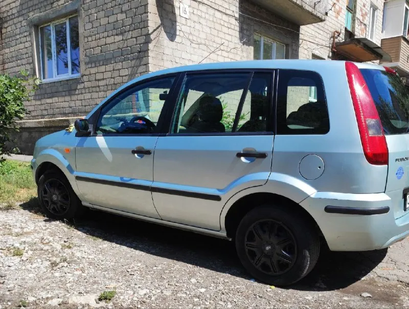 Ford fusion 2003 года 1.6 л. , механика 101 л. с. в одной семье 8 лет ❤👨‍👩‍👧🚙. отличное состояние для своих лет. пробег 190 тыс. салон в отличном состоянии, сиденья не продавленые, в машине не курили, так как возили детей. машина дорогу держит, резина отличная, так же комплект зимы на дисках. кондиционер заправлен холодит отлично. за этот год поменно: масла, фильтра, бачек расширительный, антифриз, жидкость гур с промывкой, топливный насос, грм, приводные ремни, помпа, подшипник промвала, подшипники ступицы передней. есть притёртость по заднему бамперу. в подарок отдам газ. цена 500000 рублей. +74943687317 - фотография - 3