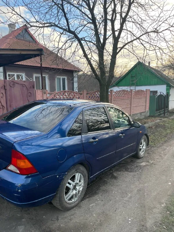 Продам ford фокус 1 - го поколения 2003 г. общий пробег 361 тыс. двигатель контрактный, работает отлично. кузов оцинкованный ходовая в норме документы в порядке цена 300.000 руб +79493685907 живу в харцызском р-не 📲 tg: сергей 📞 звоните: +7(949)3685907 - фотография - 2