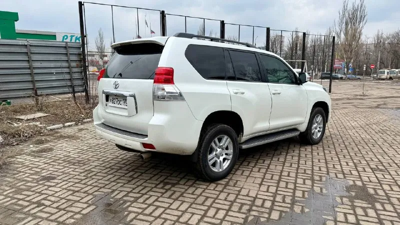 Продам toyota land cruiser prado 2010 г. в. пробег 213 тыс. км. , 3 литра дизель. цена: 3,100,000₽ торг. автомобиль без дтп, автотека вся зеленая (вышлю по запросу), есть история обслуживания за последние 10 лет. на 200 тыс. км. было сделано большое то (замена жидкостей, грм, стоек, много мелочей по подвеске, перебраны тормоза, перебран полностью ручник (замена колодок, тросов), а также многое другое). вин рамы читаемый и обработан. установлена хорошая мультимедиа. комплектация: бесключевой доступ старт/стоп адаптивный ксенон подогрев сидений электросидения 2-х зонный климат холодильник в подлокотнике электроскладывание зеркал камера заднего вида парктроник перед/зад круиз контроль. с машиной отдам два комплекта резины. для дополнительной информации звоните или пишите. +79493509152 📞 звоните: +7(949)3509152 - фотография - 3