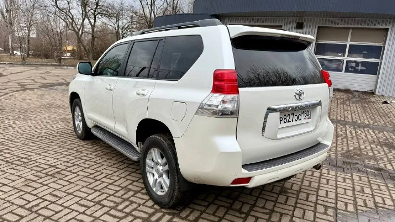 Продам toyota land cruiser prado 2010 г. в. пробег 213 тыс. км. , 3 литра дизель. цена: 3,100,000₽ торг. автомобиль без дтп, автотека вся зеленая (вышлю по запросу), есть история обслуживания за последние 10 лет. на 200 тыс. км. было сделано большое то (замена жидкостей, грм, стоек, много мелочей по подвеске, перебраны тормоза, перебран полностью ручник (замена колодок, тросов), а также многое другое). вин рамы читаемый и обработан. установлена хорошая мультимедиа. комплектация: бесключевой доступ старт/стоп адаптивный ксенон подогрев сидений электросидения 2-х зонный климат холодильник в подлокотнике электроскладывание зеркал камера заднего вида парктроник перед/зад круиз контроль. с машиной отдам два комплекта резины. для дополнительной информации звоните или пишите. +79493509152 📞 звоните: +7(949)3509152 - фотография - 4