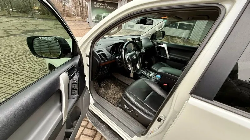 Продам toyota land cruiser prado 2010 г. в. пробег 213 тыс. км. , 3 литра дизель. цена: 3,100,000₽ торг. автомобиль без дтп, автотека вся зеленая (вышлю по запросу), есть история обслуживания за последние 10 лет. на 200 тыс. км. было сделано большое то (замена жидкостей, грм, стоек, много мелочей по подвеске, перебраны тормоза, перебран полностью ручник (замена колодок, тросов), а также многое другое). вин рамы читаемый и обработан. установлена хорошая мультимедиа. комплектация: бесключевой доступ старт/стоп адаптивный ксенон подогрев сидений электросидения 2-х зонный климат холодильник в подлокотнике электроскладывание зеркал камера заднего вида парктроник перед/зад круиз контроль. с машиной отдам два комплекта резины. для дополнительной информации звоните или пишите. +79493509152 📞 звоните: +7(949)3509152 - фотография - 5