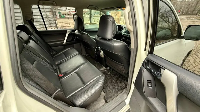 Продам toyota land cruiser prado 2010 г. в. пробег 213 тыс. км. , 3 литра дизель. цена: 3,100,000₽ торг. автомобиль без дтп, автотека вся зеленая (вышлю по запросу), есть история обслуживания за последние 10 лет. на 200 тыс. км. было сделано большое то (замена жидкостей, грм, стоек, много мелочей по подвеске, перебраны тормоза, перебран полностью ручник (замена колодок, тросов), а также многое другое). вин рамы читаемый и обработан. установлена хорошая мультимедиа. комплектация: бесключевой доступ старт/стоп адаптивный ксенон подогрев сидений электросидения 2-х зонный климат холодильник в подлокотнике электроскладывание зеркал камера заднего вида парктроник перед/зад круиз контроль. с машиной отдам два комплекта резины. для дополнительной информации звоните или пишите. +79493509152 📞 звоните: +7(949)3509152 - фотография - 6