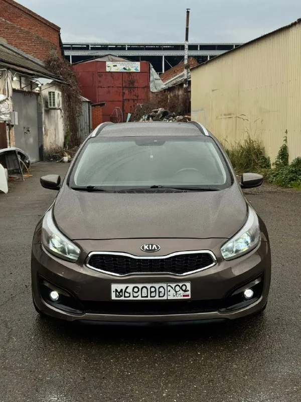 Продаю kia ceed универсал в отличном состоянии! год: 2017 : 1.6 коробка: автомат пробег: 160.000 км автомобиль практически весь в заводском окрасе (крашено пару элементов, косметика) никаких сколов, царапин и прочего, выглядит просто отлично. технически автомобиль тоже в отличном состоянии. , коробка без малейших нареканий чувствует себя превосходно, не дымит, не троит, не кипит, работает идеально без посторонних шумов, вложений никаких не требует. по коробке также все отлично, переключается плавно. салон опрятный, не рванный, не протертый, за машиной следили. по электрике работает абсолютно каждая кнопочка, включая кондей, подогревы и т. д. 2 ключа автозапуск установлены диоды в два этажа фары в бронепленке автомобиль неприхотливый, надёжный и комфортный. у кого остались какие либо вопросы звоните, буду рад на них ответить. готов к любым проверкам за ваш счёт макеевка +79493234206 +79064307686 telegram цена: 1.300.000₽ 📞 звоните: +7(949)3234206 - фотография - 3